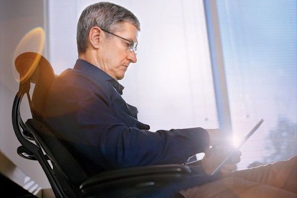 Tim Cook CEO 자신을 게이라고 고백..