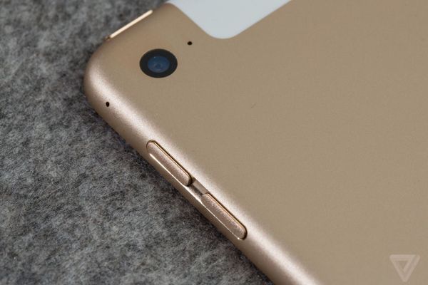 The Verge. iPad Air 2 리뷰 사진 및 영상 제공.