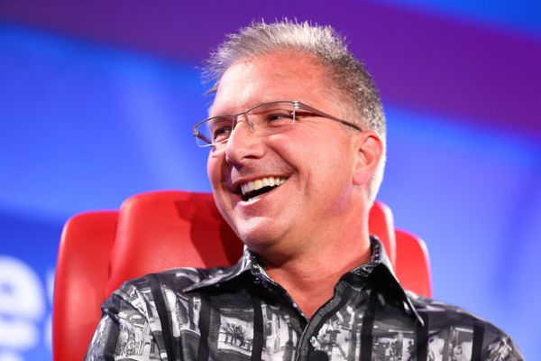 Greg Joswiak, iOS 8.0.1의 결함에 대해 사과.