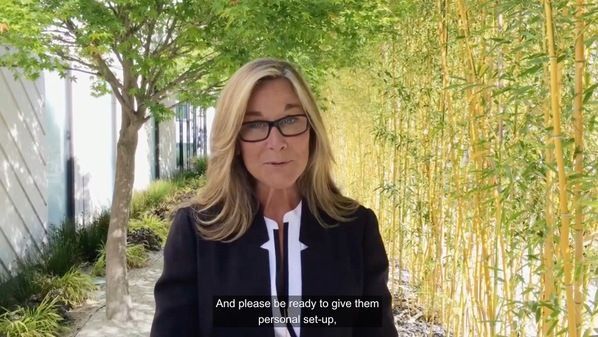 Angela Ahrendts, 직원들에게 제공한 비디오 메시지를 통해 Apple Watch와 MacBook의 현황에 대해 설명.