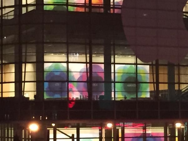 WWDC 2015의 회장에 'iOS', 'OS X', 'watchOS' 배너가 등장