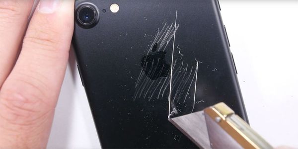 iPhone 7 스크래치와 방수 테스트 영상