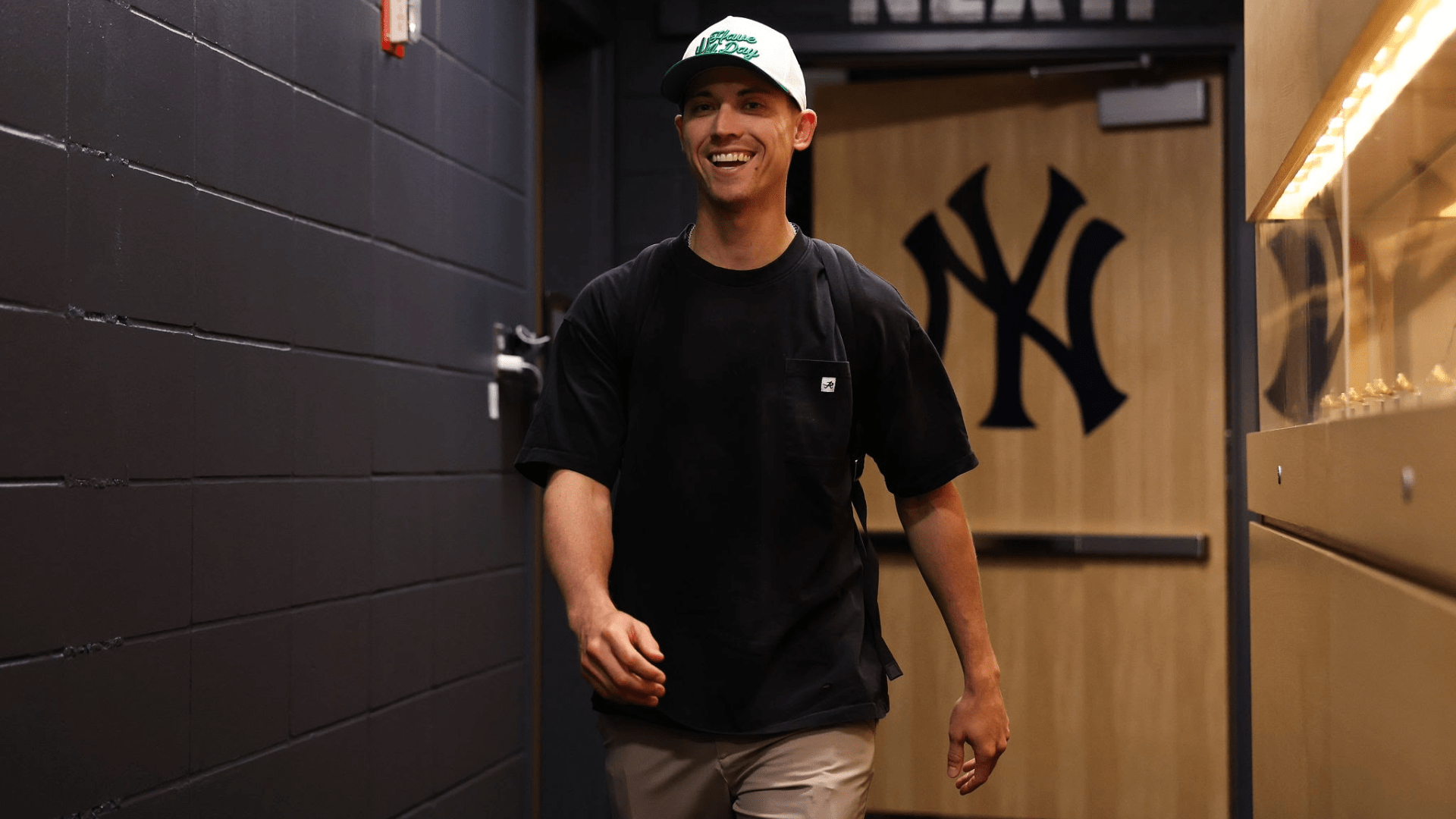 Sources: Yankees would like to keep Weaver past 2025