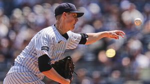 Yanks Bring Back Lefty Swingman