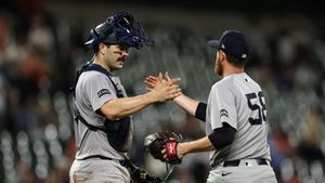 Yanks Re-Sign Paul Blackburn