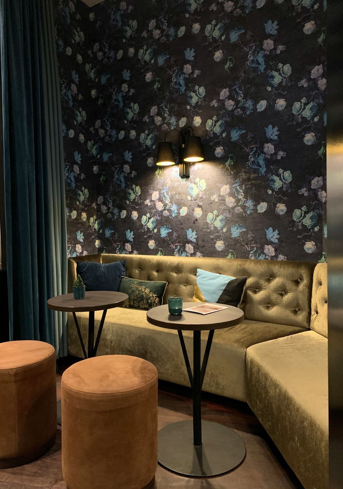 Comment aménager un salon sans fenêtre ? Nos solutions pour gagner en luminosité Image de l’article