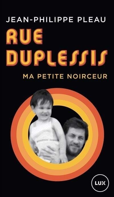 un père tient son fils à bouts de bras dans un cadre constitué de trois cercles concentriques du jaune foncé à l'orange rouge. Couverture du livre de Jean-philippe Pleau ma petite noirceur