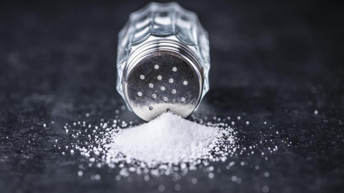El consumo elevado de sodio impacta más en hombres mayores: qué explica esta diferencia