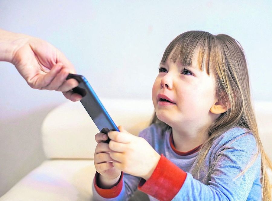 Investigaciones confirman: dar un smartphone antes de los 12 años dispara los casos de ansiedad, sobrepeso y trastornos del sueño en niños
