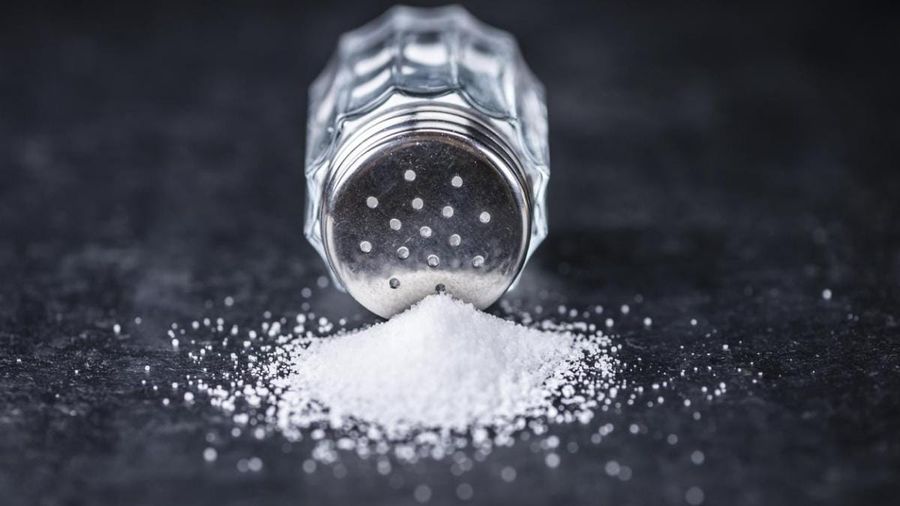 El consumo elevado de sodio impacta más en hombres mayores: qué explica esta diferencia