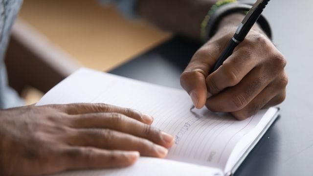 Left-Handed People Are More Competitive, Says Science