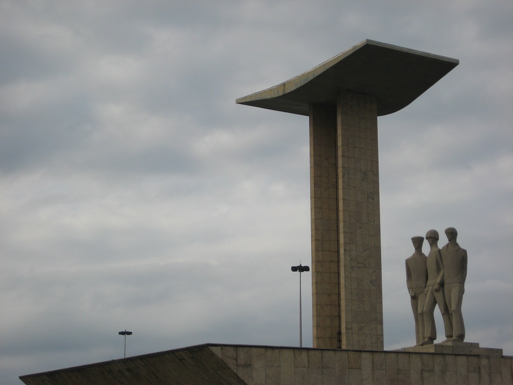 National monument to the dead of WW II with people