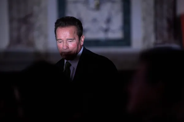 Lüks Saat: Schwarzenegger Havalimanında Alıkonuldu