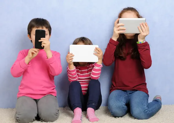Erken akıllı telefon kullanımı intihar ve saldırganlık riskini artırıyor