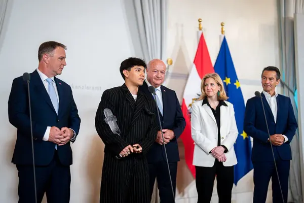 Hükümetten JJ’ye tebrik