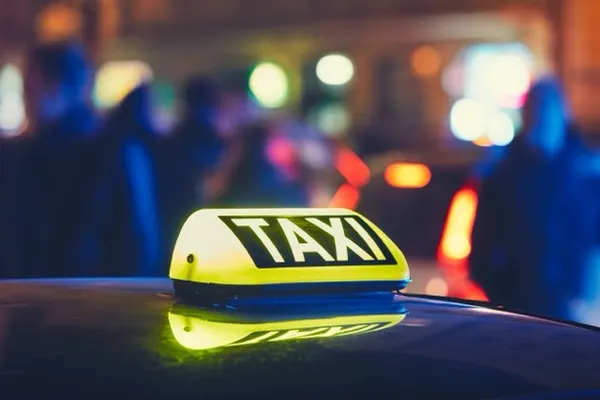 Viyana'da ehliyetsiz ve ruhsatsız taksi şoförü ile polis arasında kovalamaca