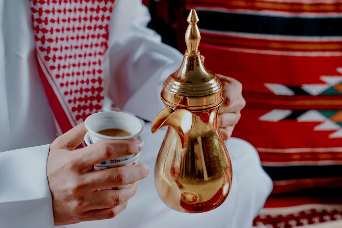 Té servido en un majlis tradicional de Emiratos Árabes Unidos.