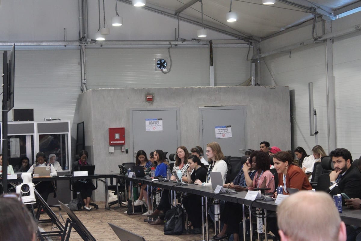 (Young people at a intergenerational round-table