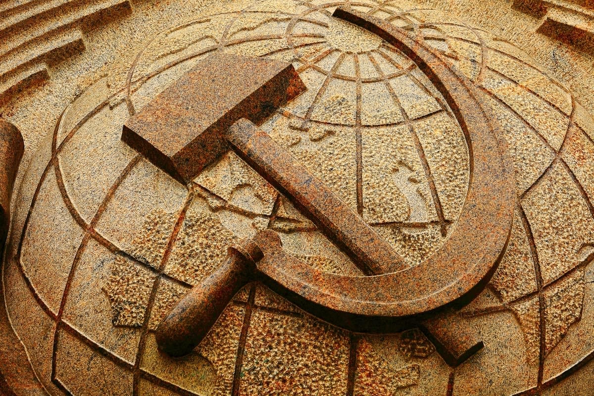 A sculpture depicting the hammer and sickle of the former Soviet Union