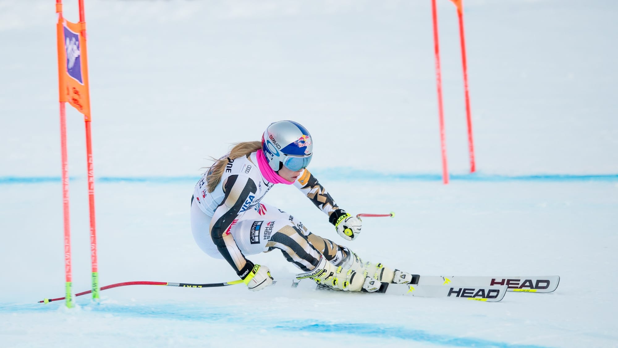 Lindsay Vonn skiing down a giant slalom course.