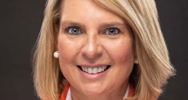 Laura Hunt receives 2025 PRNEWS People of the Year award