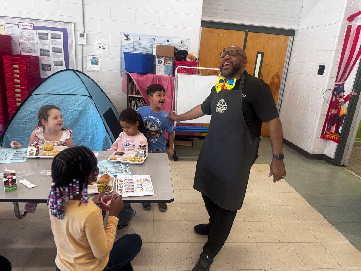 [Gallery] Superintendent Serves Lunch at Hope Valley Elementary