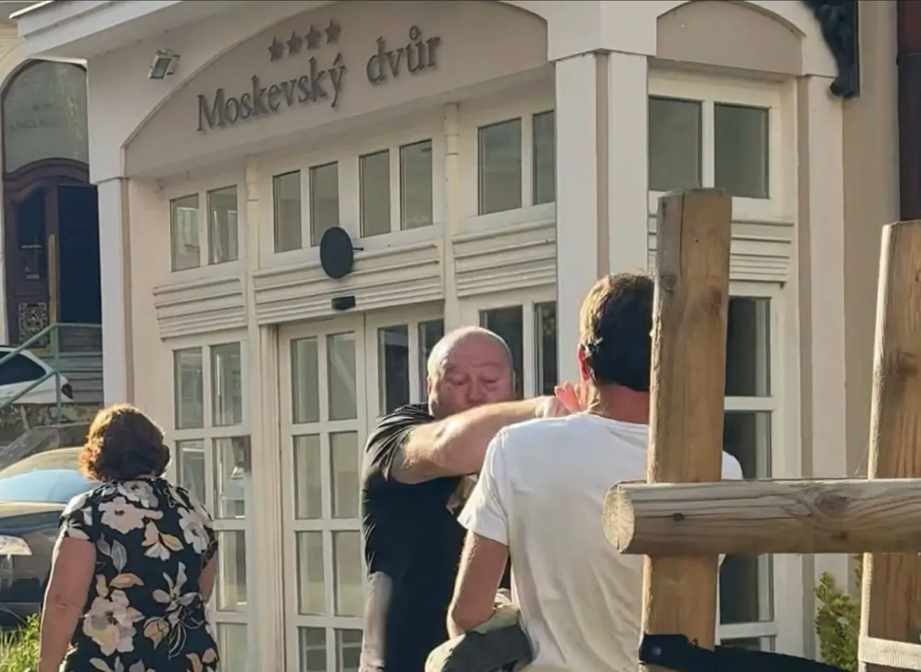 Reportér Hynek napaden v Karlových Varech