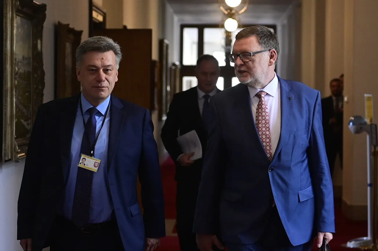 Nervózní STAN a Stanjurova hlava na špalku. Bitcoinová kauza testuje vládu