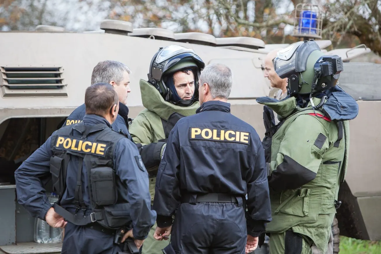 Jméno, fotografie, SPZky. Špioni spojili hrozbu muniční iniciativě s konkrétním mužem