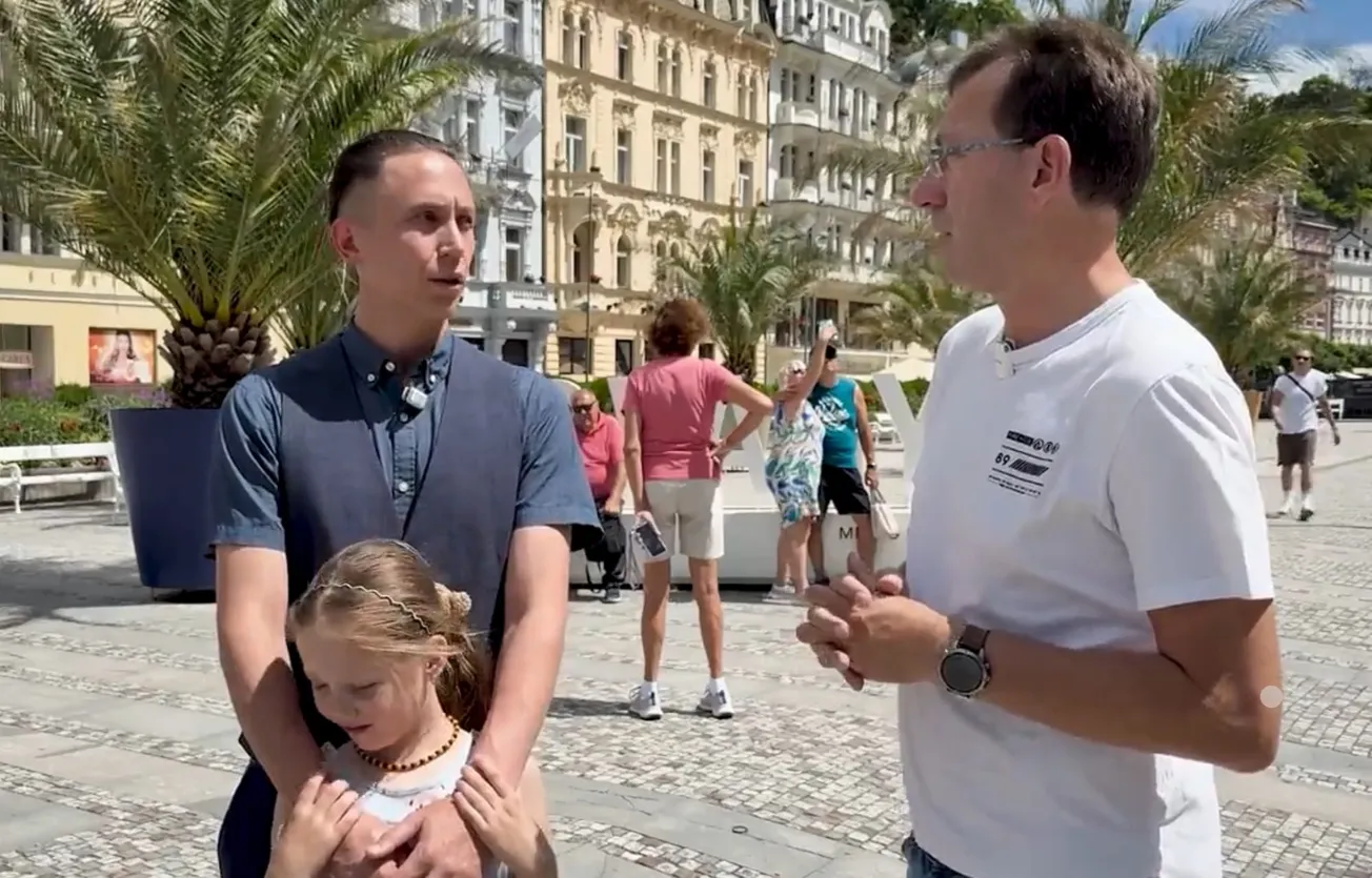 V Rusku mu hrozilo doživotí. Rozhovor s blogerem, který před Putinem utekl do Česka