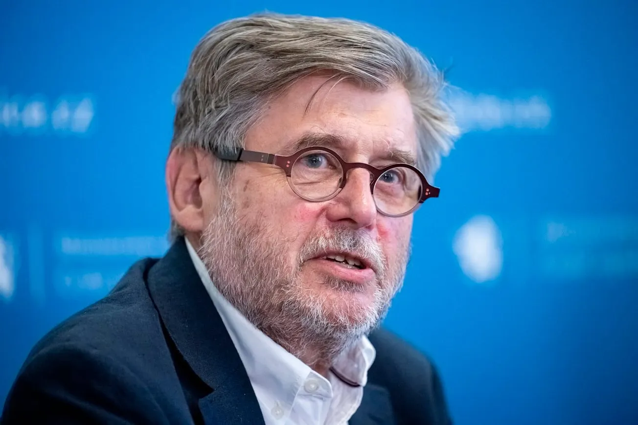 Emotivní vyjednávání o mlčenlivosti. Co stálo za Uhlířovým koncem