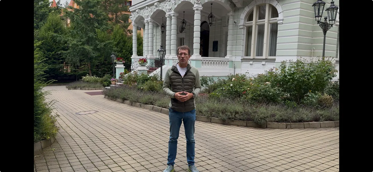 Milionové ztráty a údajné odstřižení od ruského oligarchy. Sankcionovaný hotel ukázal účty