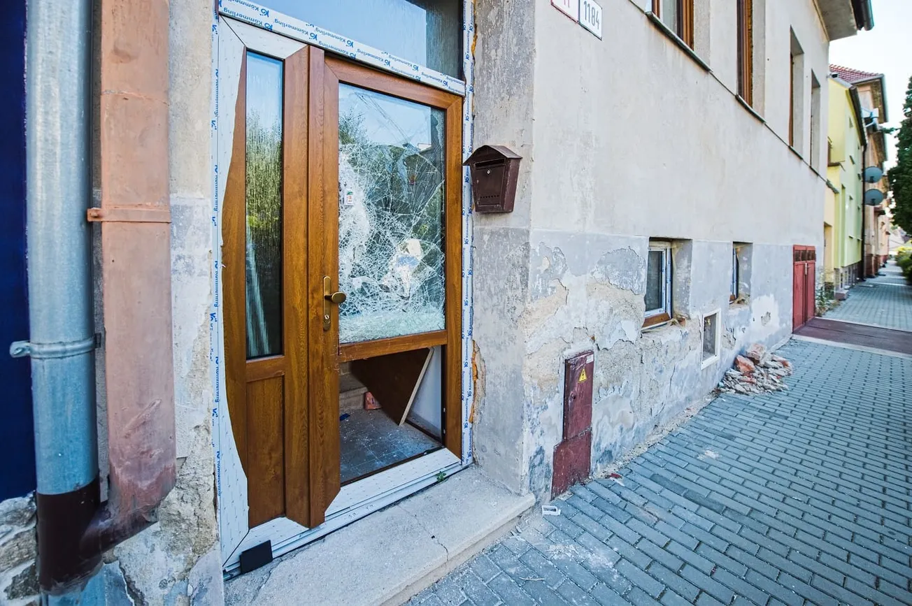 "Vzdejte se, neblbněte". Zadržení Jiřikovského provázelo drama na střeše