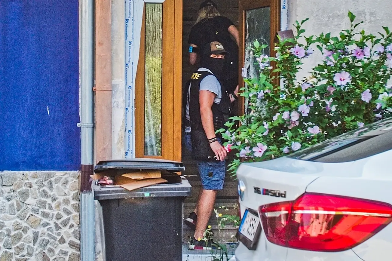 Víme, proč policie vtrhla do Jiřikovského domu už v noci