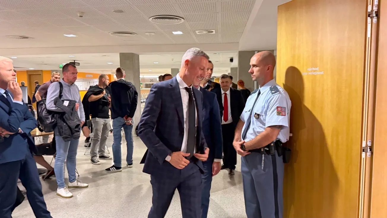 Konspirace, sledování a boj o moc. Co ukázal první týden Dozimetru?