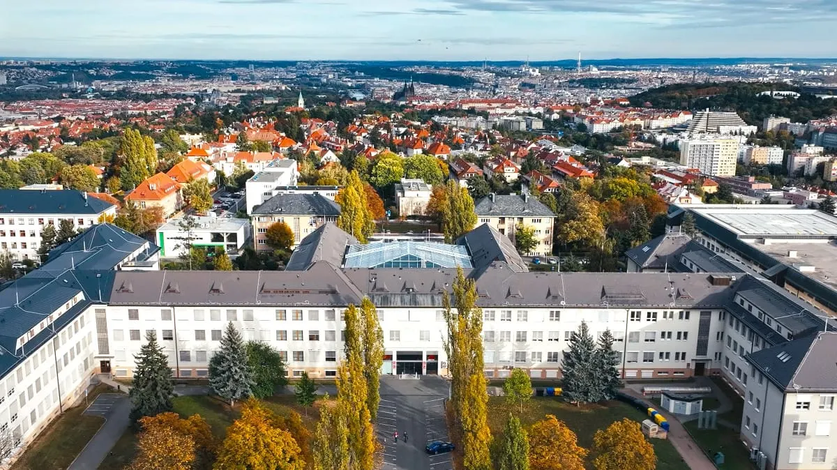 Další trestní oznámení na vedení armádní nemocnice. Kvůli parkovacímu domu