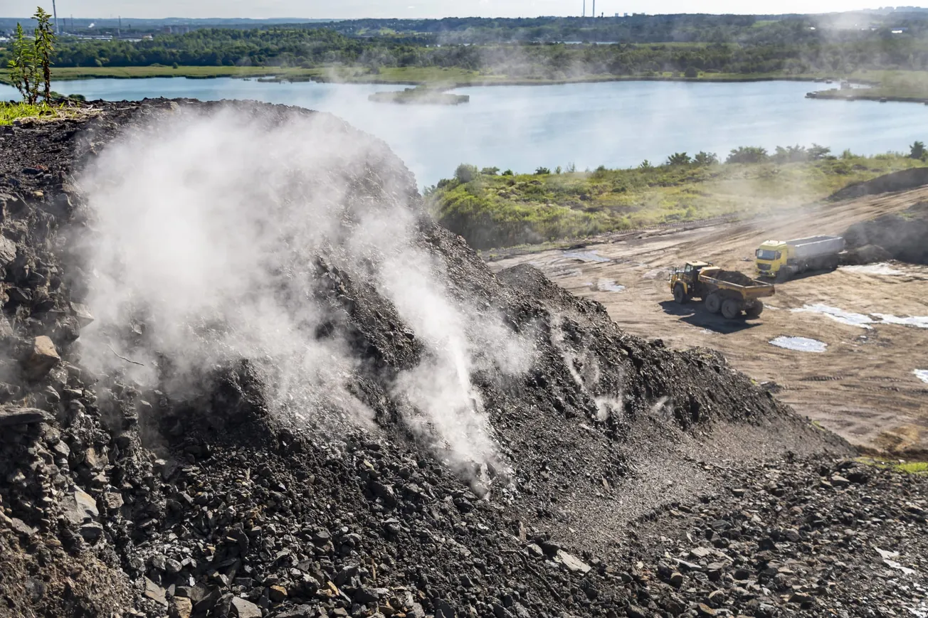 Uhlí nedaleko doutnající haldy v Heřmanicích. Rizikové to není, tvrdí Diamo