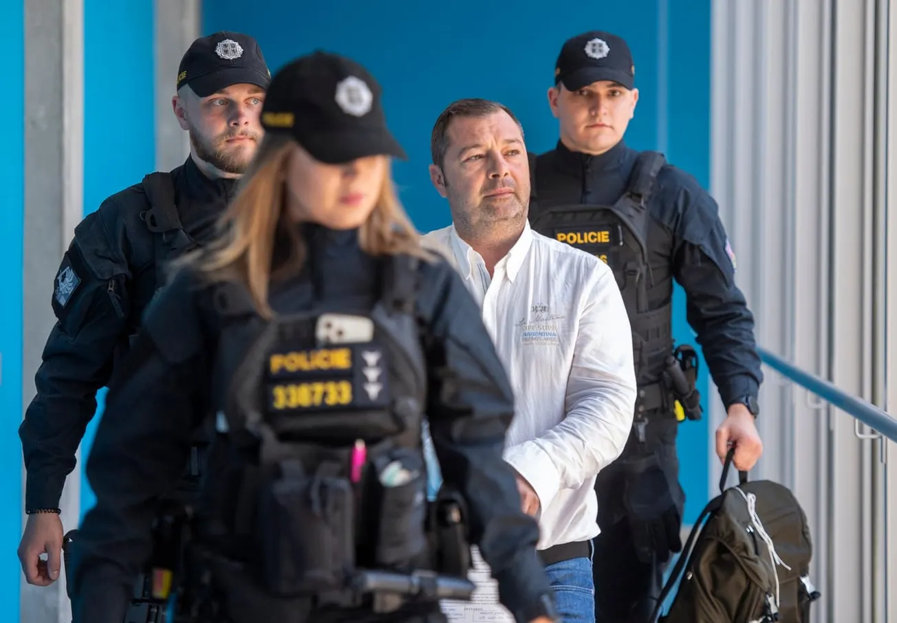 „Dvořák kývnul, že rozumí”. Proč policie obvinila exšéfa DPP