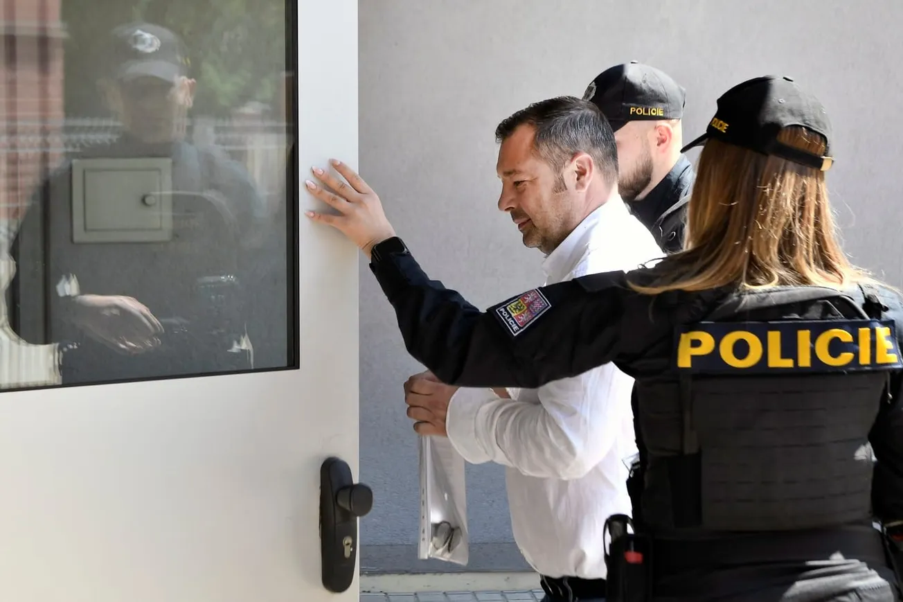 Tajemství strany 40. V Dozimetru se řeší černé financování politiky