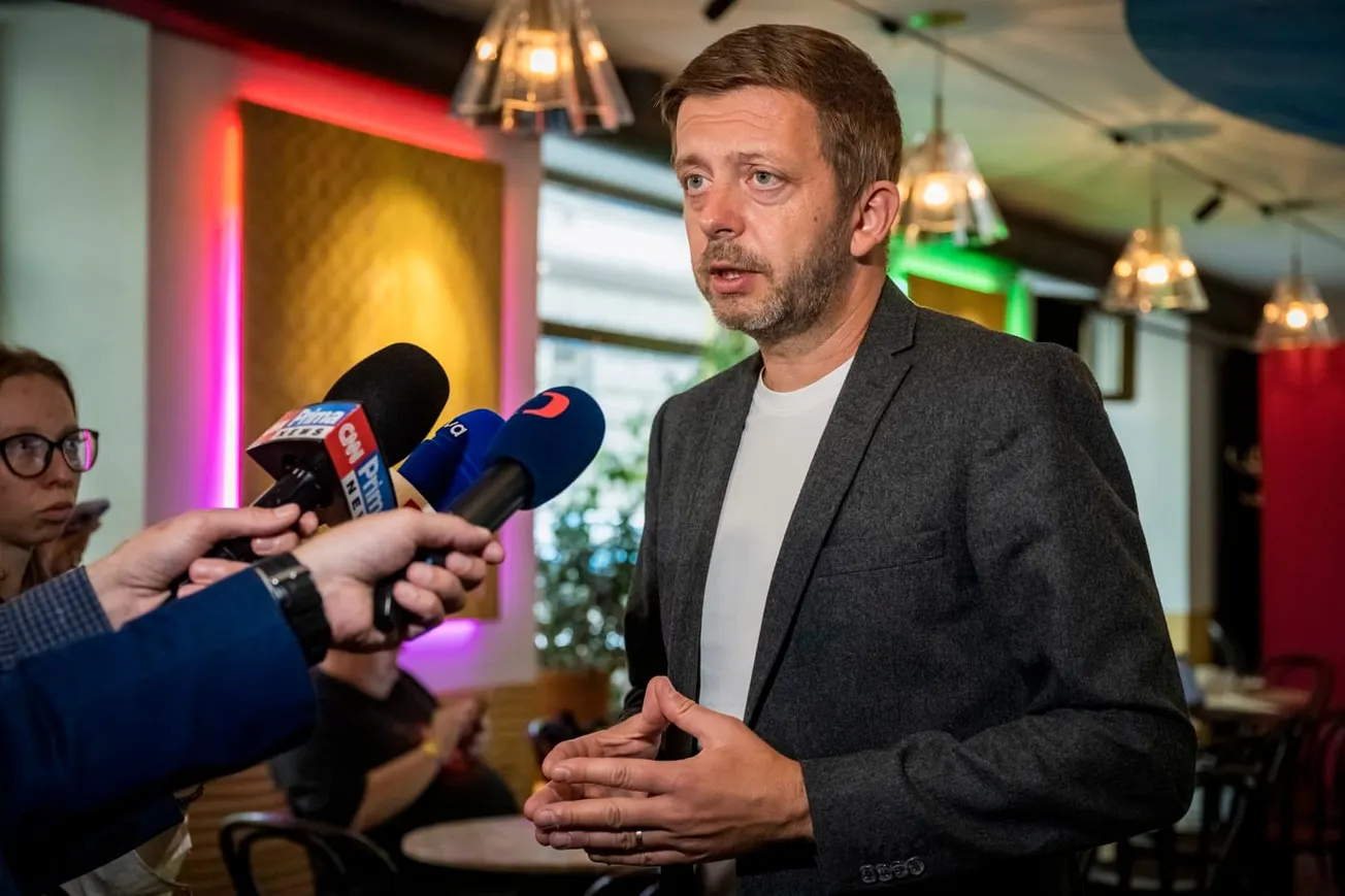 "Ze záznamu vyplývá..." Šíří se přepis údajné nahrávky ministra