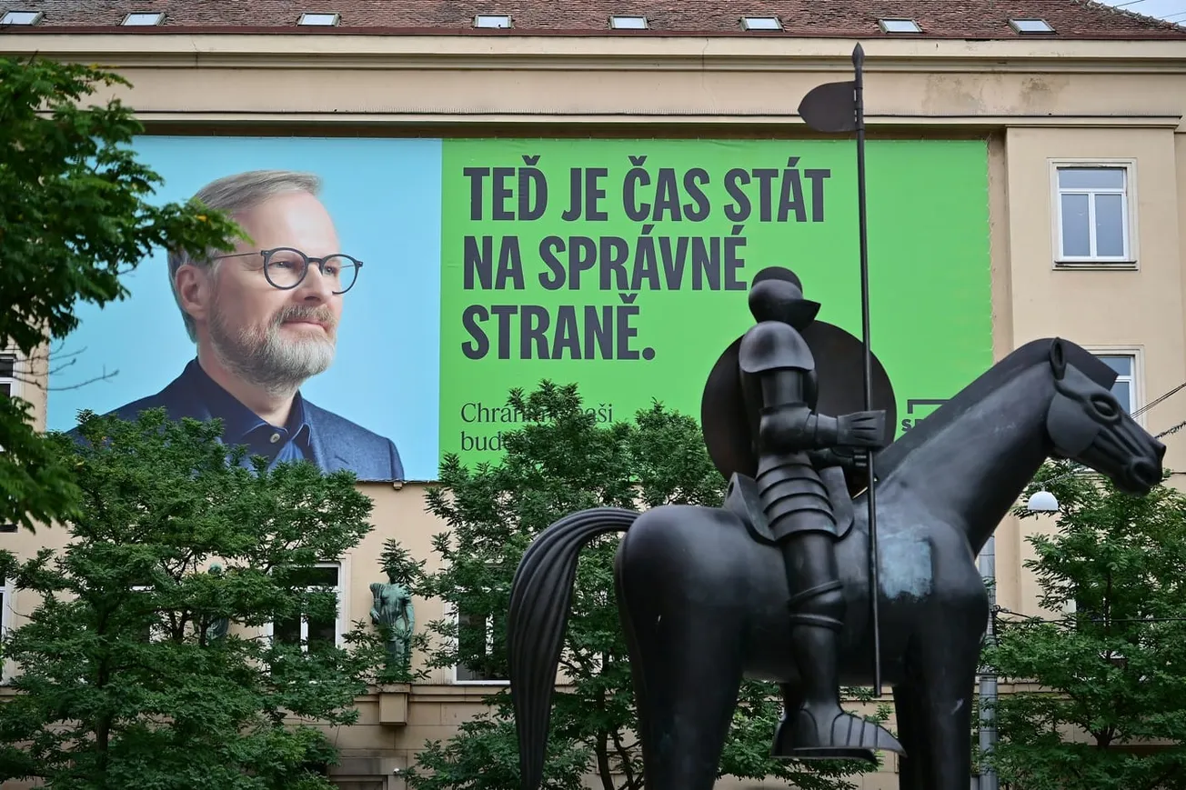 Billboard s premiérem v Praze byl nelegální, potvrdil Kupkův rezort