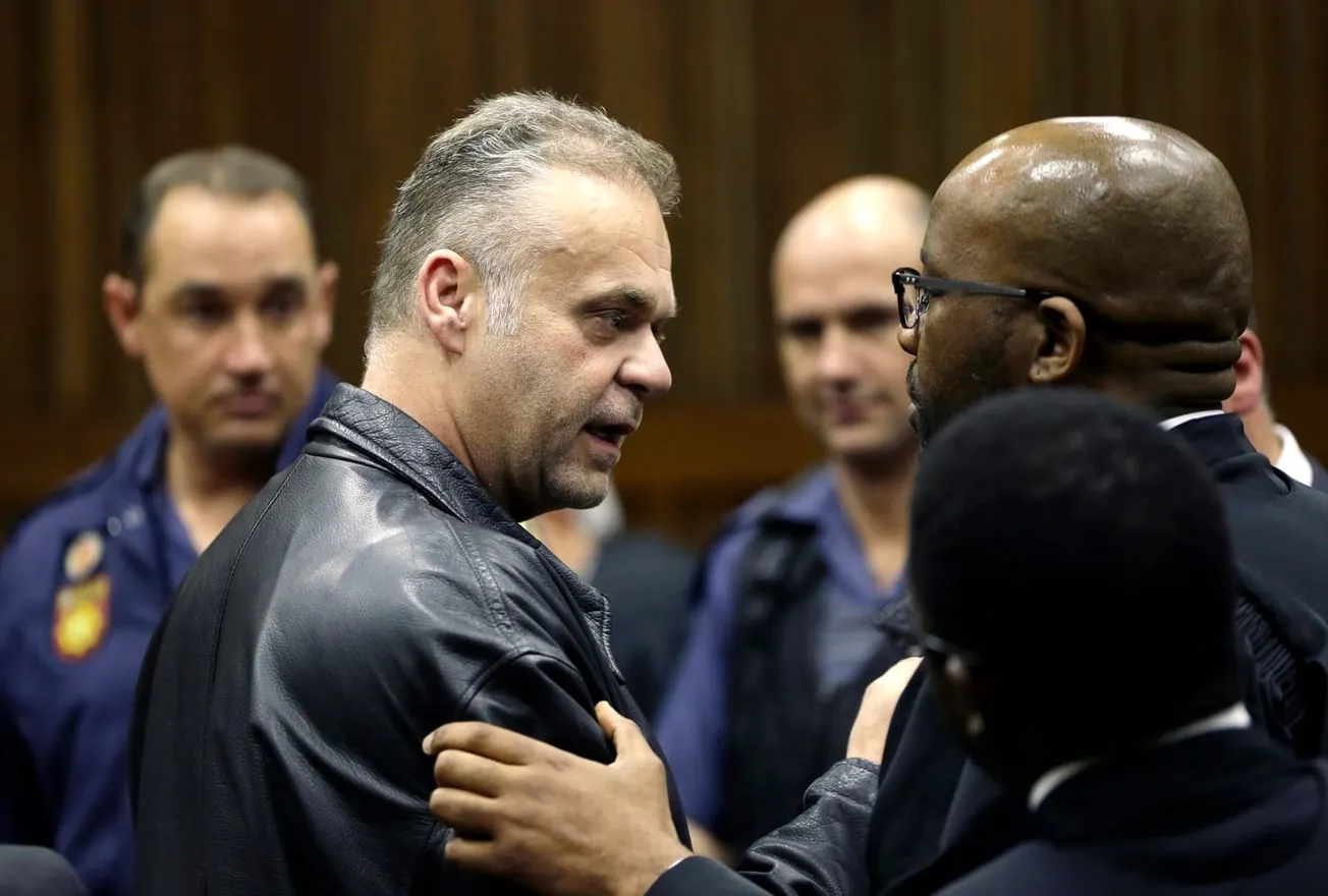 Chci nabíječku a lampu. Krejčíř vyhrál spor o počítač se šéfem jihoafrické věznice