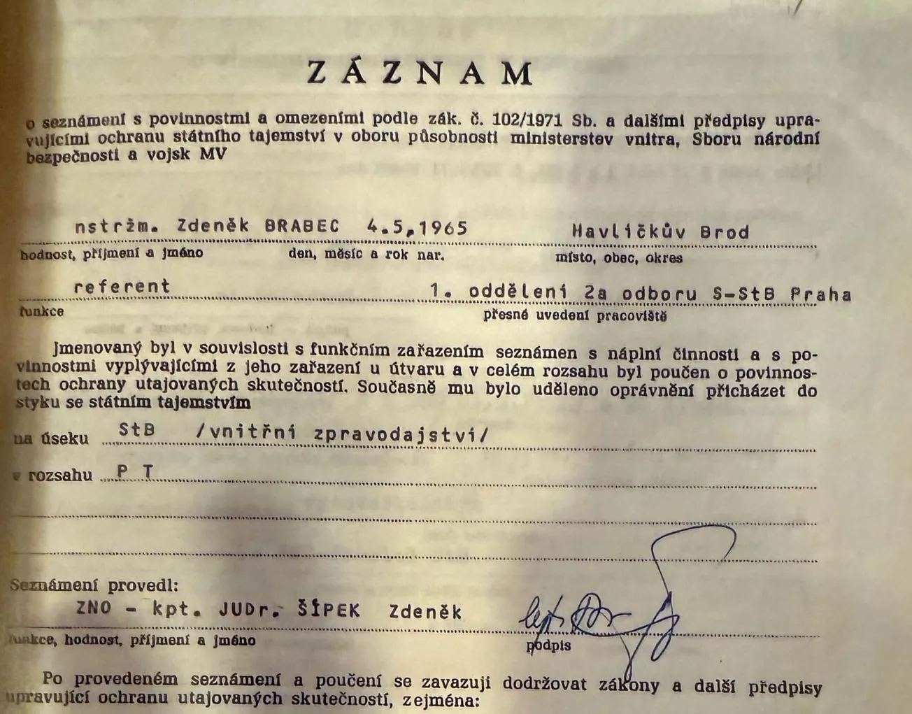 Skandál kolem pozměněného lustračního osvědčení náměstka ÚVN řeší policie