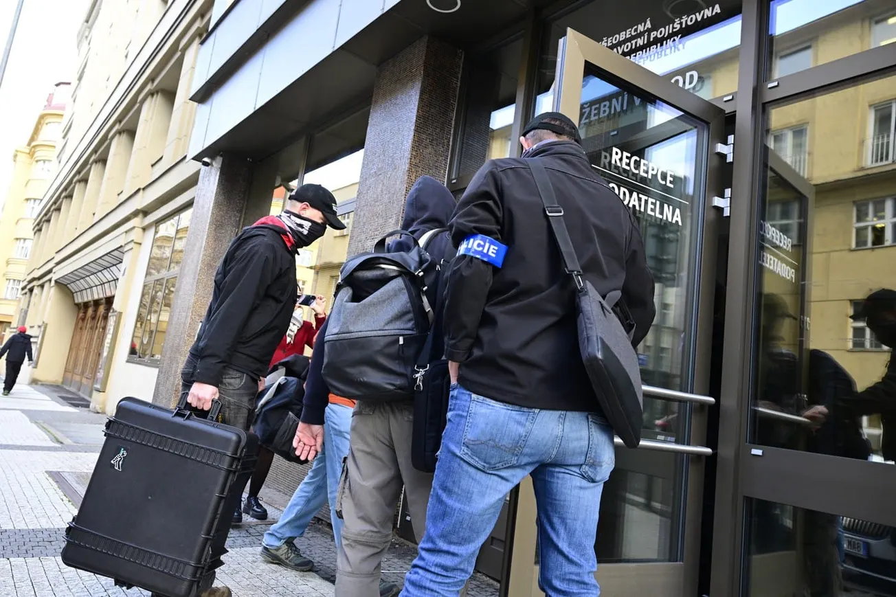 Razie v pojišťovně a IT firmách. NCOZ zadržela devatenáct lidí