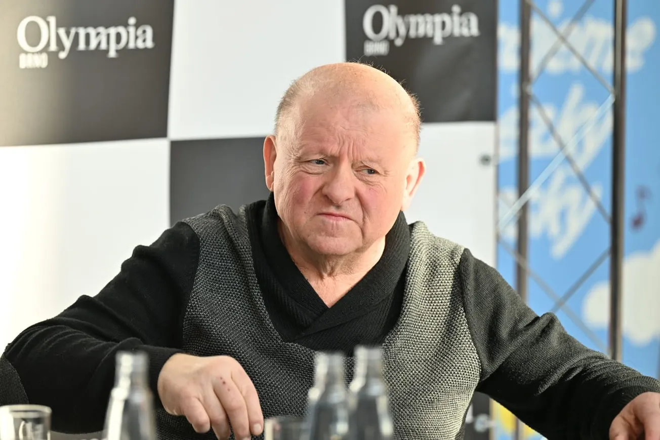 Policie prověřuje v kauze SŽ i peníze pro muže, co koupil Redlovu vilu