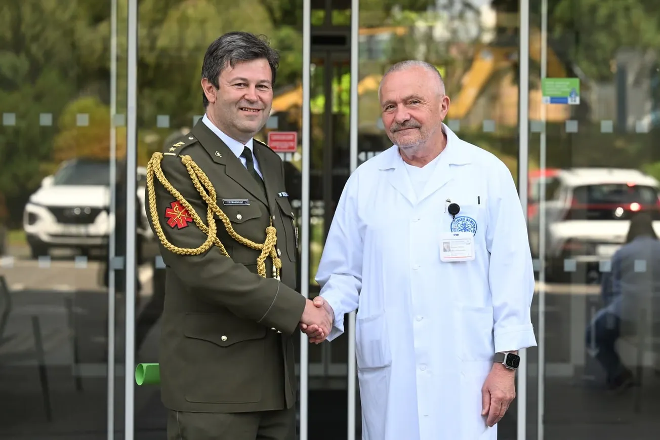 Pod šéfem armádní nemocnice se kýve židle