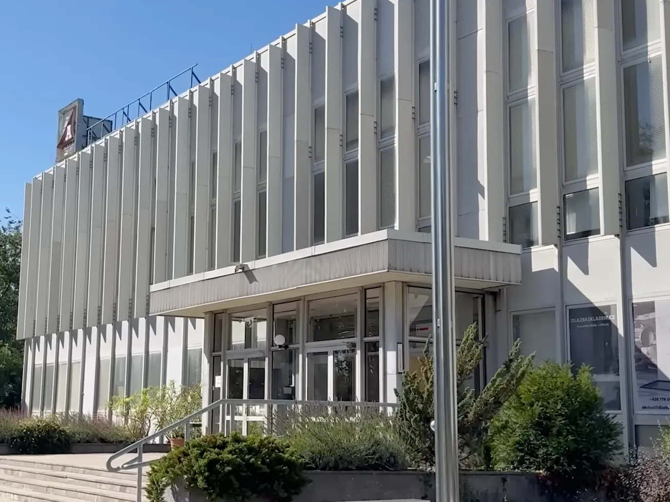 Stát chtěl 16 milionů, soud přiznal necelou půlku. Spor o retroareál ve Stodůlkách pokračuje