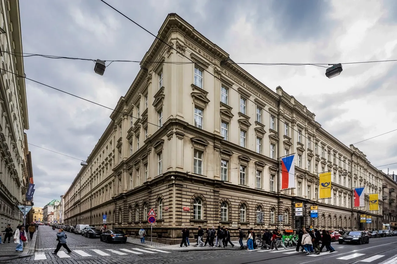 Hra o šéfa pošty. Favorit procházel zprávou tajné služby