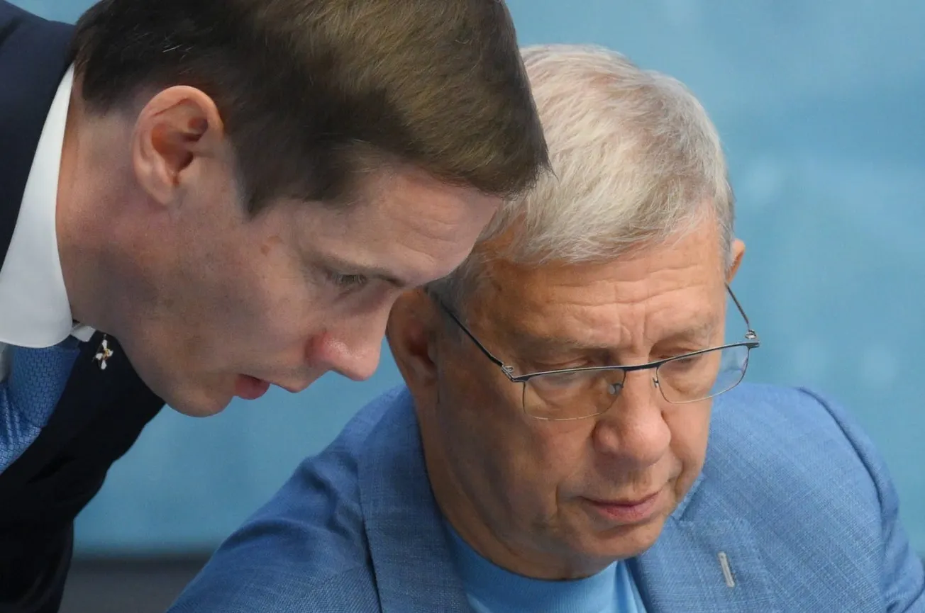 Úprk před ochrankou oligarchy v Lotyšsku. Jeho honosný areál střeží drony