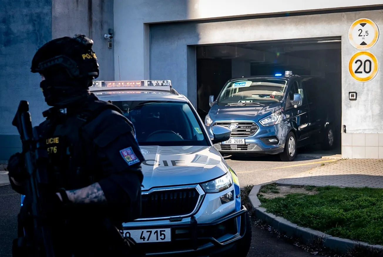 Uprchlému poslanci Wolfovi vozil do Paraguaye peníze syn. V Karibiku přišel o auto